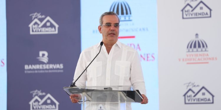 Presidente Abinader considera como «acciones imprudentes» aumentos de salarios de funcionarios