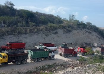 Camioneros paralizan labores por falta de pago en la Circunvalación de Azua