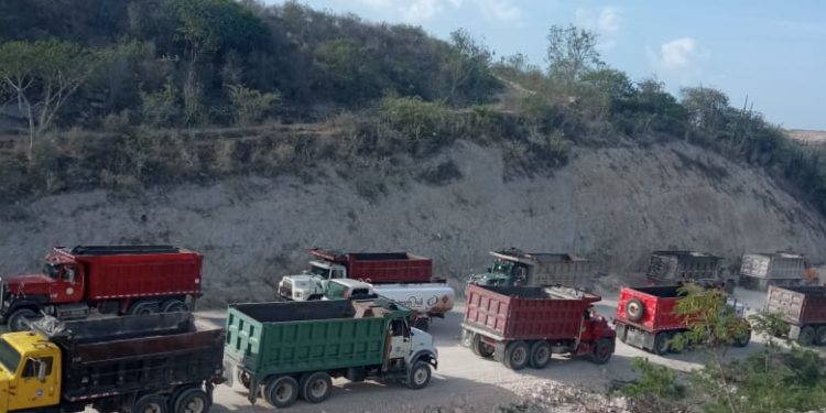 Camioneros paralizan labores por falta de pago en la Circunvalación de Azua