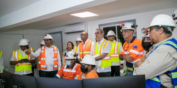 Presidente Abinader visita mina donde están atrapados dos mineros y les lleva aliento