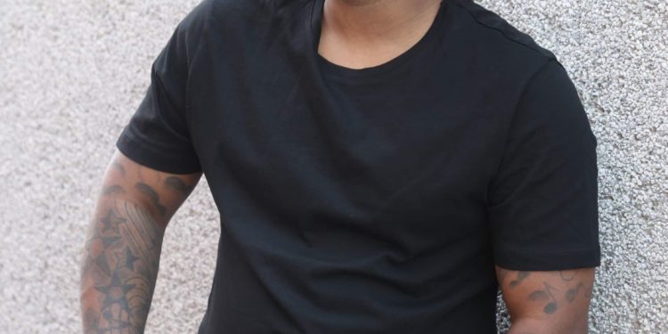 Artista MCCarlos causa alboroto en Corrida de Toros