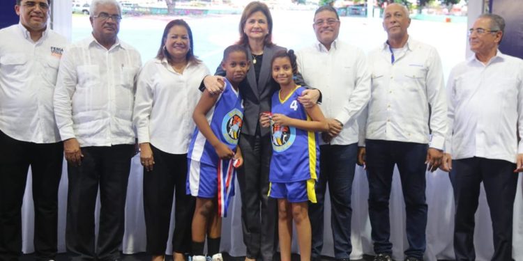 Vicepresidenta Raquel Peña inaugura dos polideportivos en Santo Domingo Este