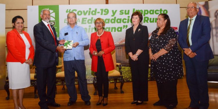 El gobierno entregó a estudiantes rurales «tabletas» electrónicas sin internet, según estudio