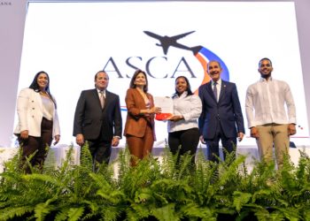 Vicepresidenta encabeza acto entrega de 10 mil becas nacionales e internacionales a igual número de jóvenes de todo el país