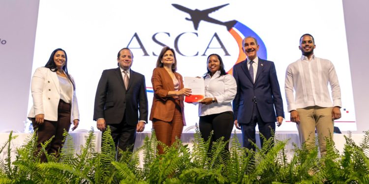 Vicepresidenta encabeza acto entrega de 10 mil becas nacionales e internacionales a igual número de jóvenes de todo el país