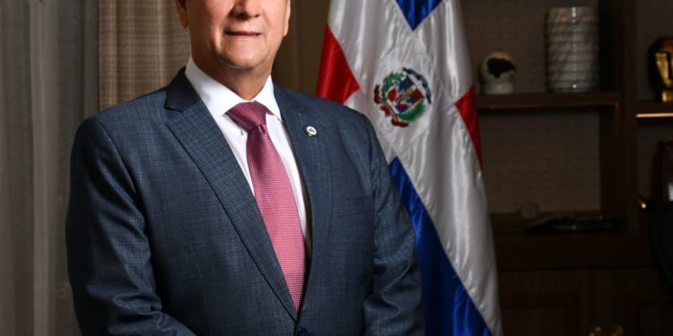 Lisandro Macarrulla presenta renuncia al cumplirse los dos años pactados con el presidente Abinader