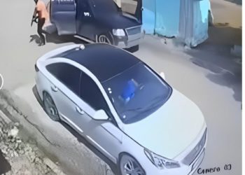 Delincuentes disparan con arma larga a vehículo en marcha en Sabana de la Mar