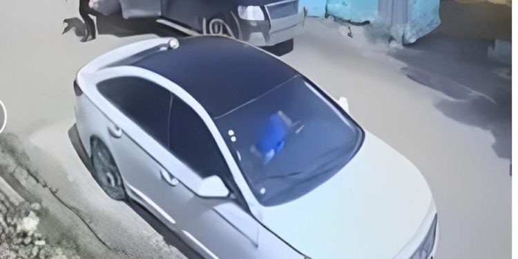 Delincuentes disparan con arma larga a vehículo en marcha en Sabana de la Mar