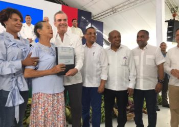 Moradores de Monte Plata valoran como positiva la acción del Gobierno de entregar títulos de propiedad