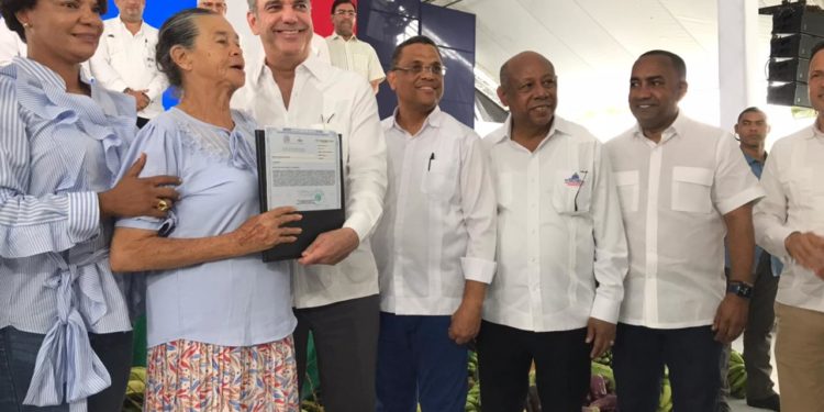 Moradores de Monte Plata valoran como positiva la acción del Gobierno de entregar títulos de propiedad