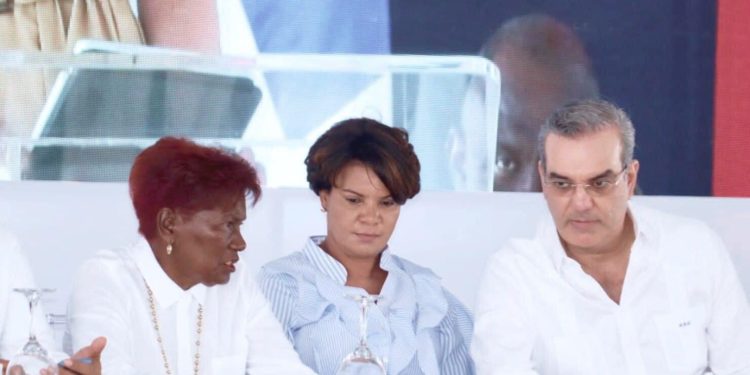 Alcaldesa se queja ante Abinader por desempeño del ministro de Obras Públicas Deligne Ascención