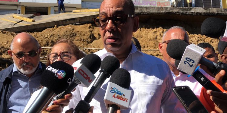 Ministro de Obras Públicas visita zona de derrumbe en Santiago y toma medidas para restaurar el área