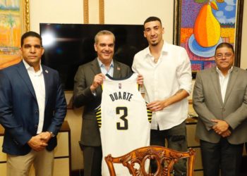 Presidente Abinader recibe a basketbolista dominicano Chris Duarte en Palacio Nacional