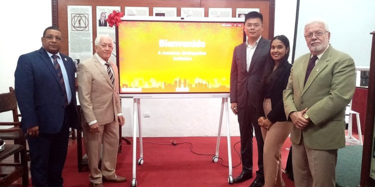 Huawei dona pantalla inteligente a la Academia de Ciencias para apoyar el desarrollo tecnológico