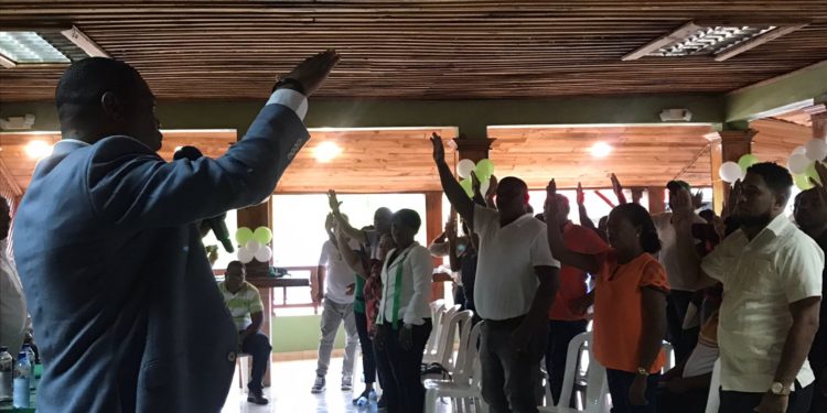 Fuerza del Pueblo juramenta decenas de maestros en Yamasá