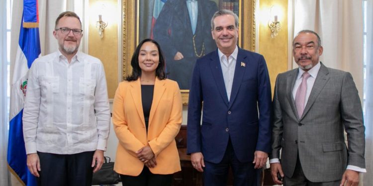 Presidente Abinader recibe visita de Laura Jiménez, asesora senior en la para el Departamento de Estado de EE. UU.