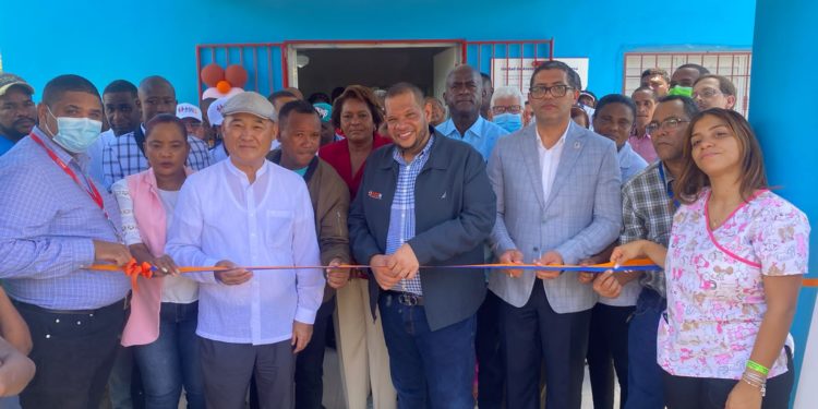 Alcalde Carlos Guzmán y Fundación B2M entregan Unidad de Atención Primaria en comunidad de Duquesa