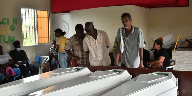 Velan en una iglesia las tres mujeres asesinadas por un Policía en Los Alcarrizos