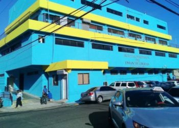 Encuentran cadáver en descomposición en baño de un hospital de Santiago