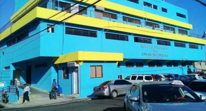 Encuentran cadáver en descomposición en baño de un hospital de Santiago