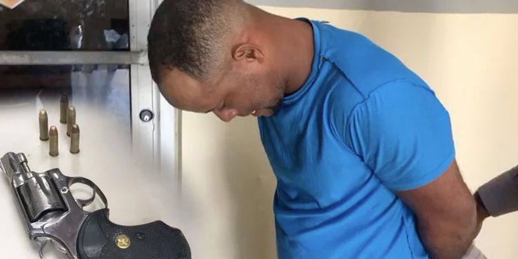 Apresan hombre y le ocupan revolver con denuncia de robo en SFM