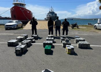Arrestan dos dominicanos en una lancha con 565 paquetes presumiblemente cocaína