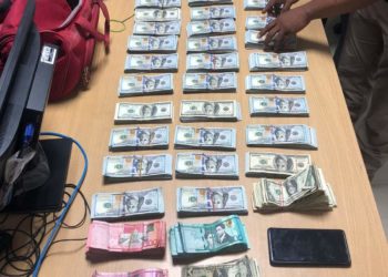 Apresan esposos con más de 300 mil dólares y 161 mil pesos en Villa Verde, La Romana