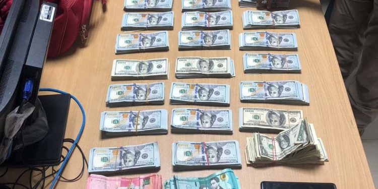 Apresan esposos con más de 300 mil dólares y 161 mil pesos en Villa Verde, La Romana