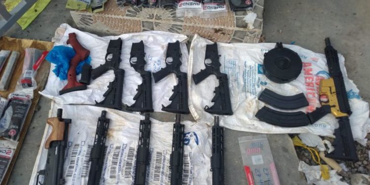 MP y DNCD ocupan armas de alto calibre más de 4 millones de pesos, 17 mil dólares y miles de municiones