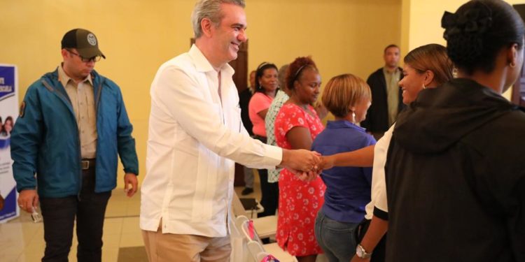 Abinader exhorta mujeres de San Juan organizarse en estructuras formales para mayor acceso a apoyo financiero y capacitación