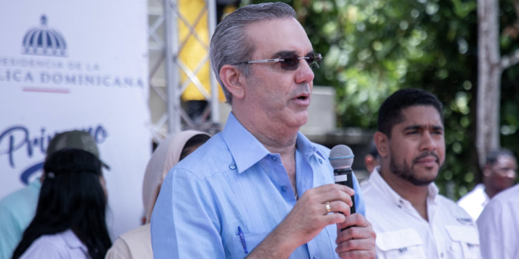 Abinader supervisa Jornada “Primero Tú” y entrega 1,300 nuevas tarjetas Supérate en Peralvillo, Monte Plata