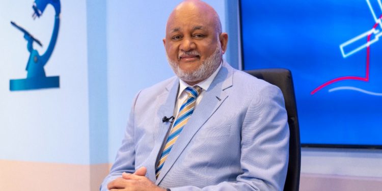 Abinader destituye al ministro de Educación Roberto Fulcar