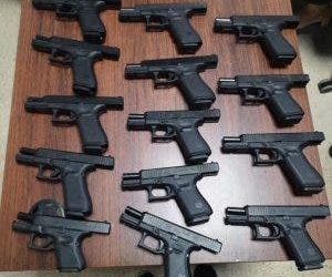 La PN y Aduanas “se tiran” en sector de Santiago y ocupan 14 pistolas llegaron en caja de EE.UU.