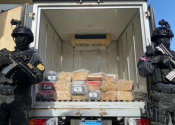 Invesigan hallazgo de 95 paquetes presumiblemente cocaína en Barahona