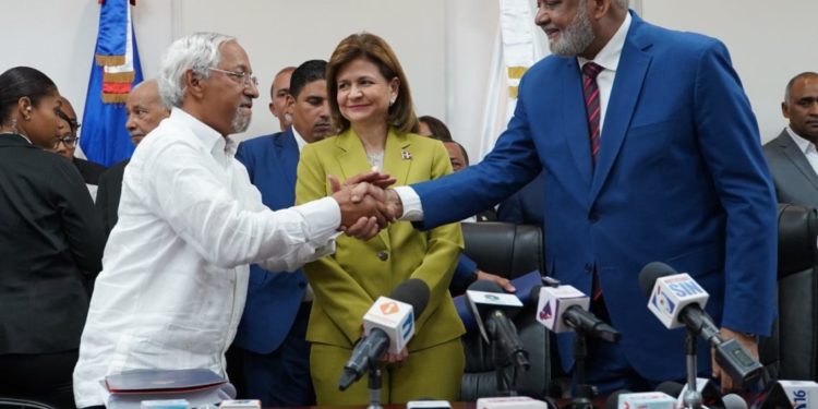 Ángel Hernández asume como nuevo ministro de Educación