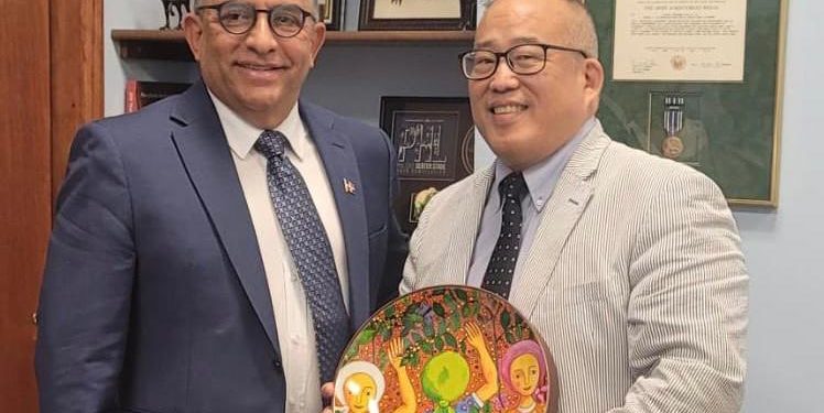 Cónsul dominicano en Pennsylvania Alexis Henríquez realiza visita de cortesía al concejal David Oh