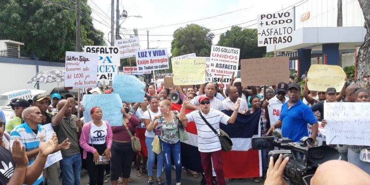 Residentes en SDN protestan frente al MOPC exigiendo arreglo de sus calles