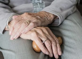 Imponen cinco años de prisión a dos nietos que golpearon a su abuela de 94 años de edad