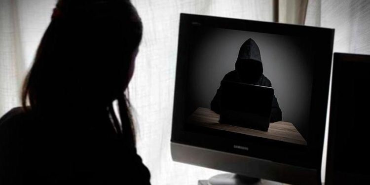 Policía apresa hombre por seducción de una niña de 12 años, la cual conoció por medio de un juego en línea (On line)