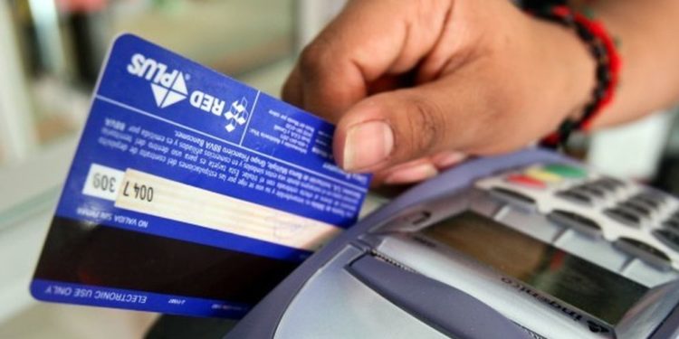 Policía apresa dos hombres por consumo ilícito con tarjetas de débito robadas