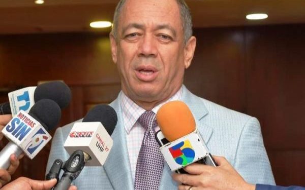 Ruben Toyota dice crisis ha llevado a consumidores del supermercado a los mercados