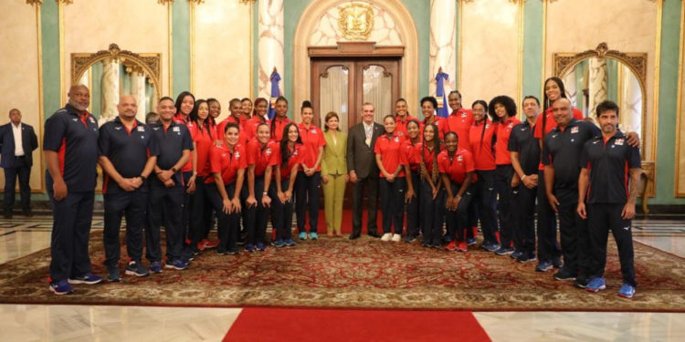 Abinader recibe a las Reinas del Caribe tras su triunfo en la Copa Panamericana