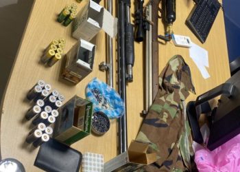 Policía Nacional y MP hallan armas de distintos calibres, dólares y vestimenta militar durante allanamiento en La Romana