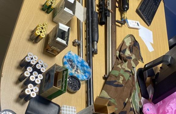 Policía Nacional y MP hallan armas de distintos calibres, dólares y vestimenta militar durante allanamiento en La Romana