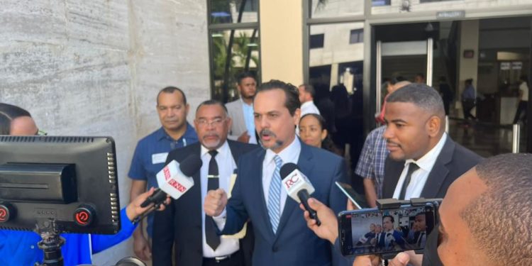 Senador demanda al Ministerio De Energía y Minas por no entregar contratos de empresas que extraen oro