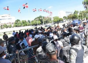 Militares y policías retirados protestan por reforma a leyes de FARD y la Policía Nacional