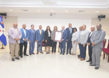 El Senado de la República reconoce a Olga Lara por su trayectoria artística