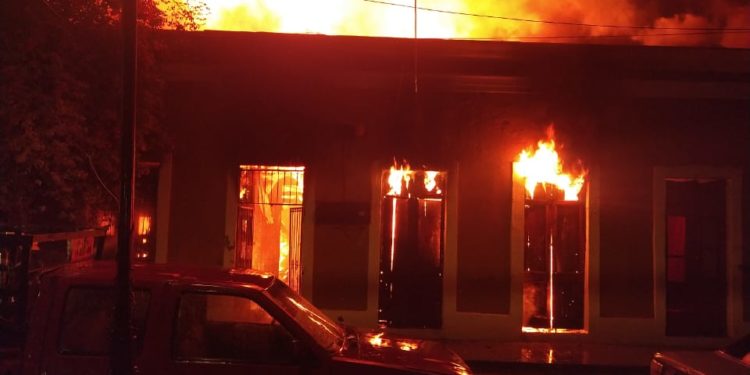 Video | Se incendia vivienda en la Zona Colonial