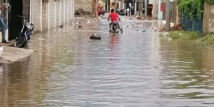 Se inunda el sector La Primavera en La Vega