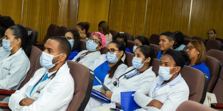 INDEN capacita médicos y enfermeras en el mes de la diabetes